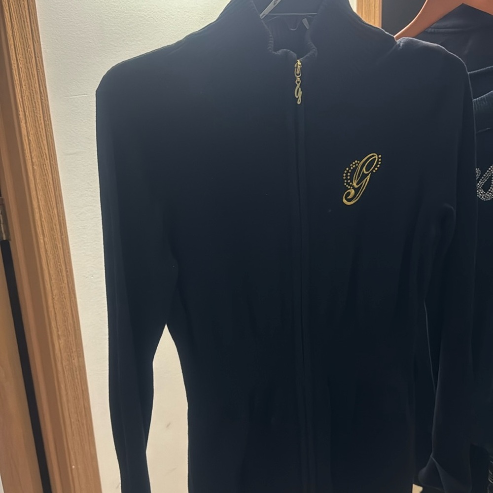 Guess women sweater size xl but fits L